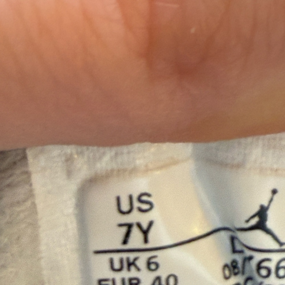 Air Jordan 3 Retro Sneaker Hide N’ Seek - Picture 7 of 7